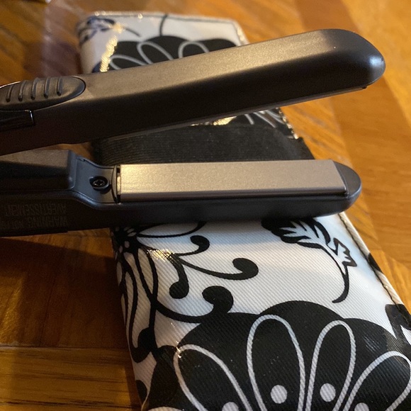 Conair mini pro 1/2 inch ceramic straightener - Picture 2 of 8